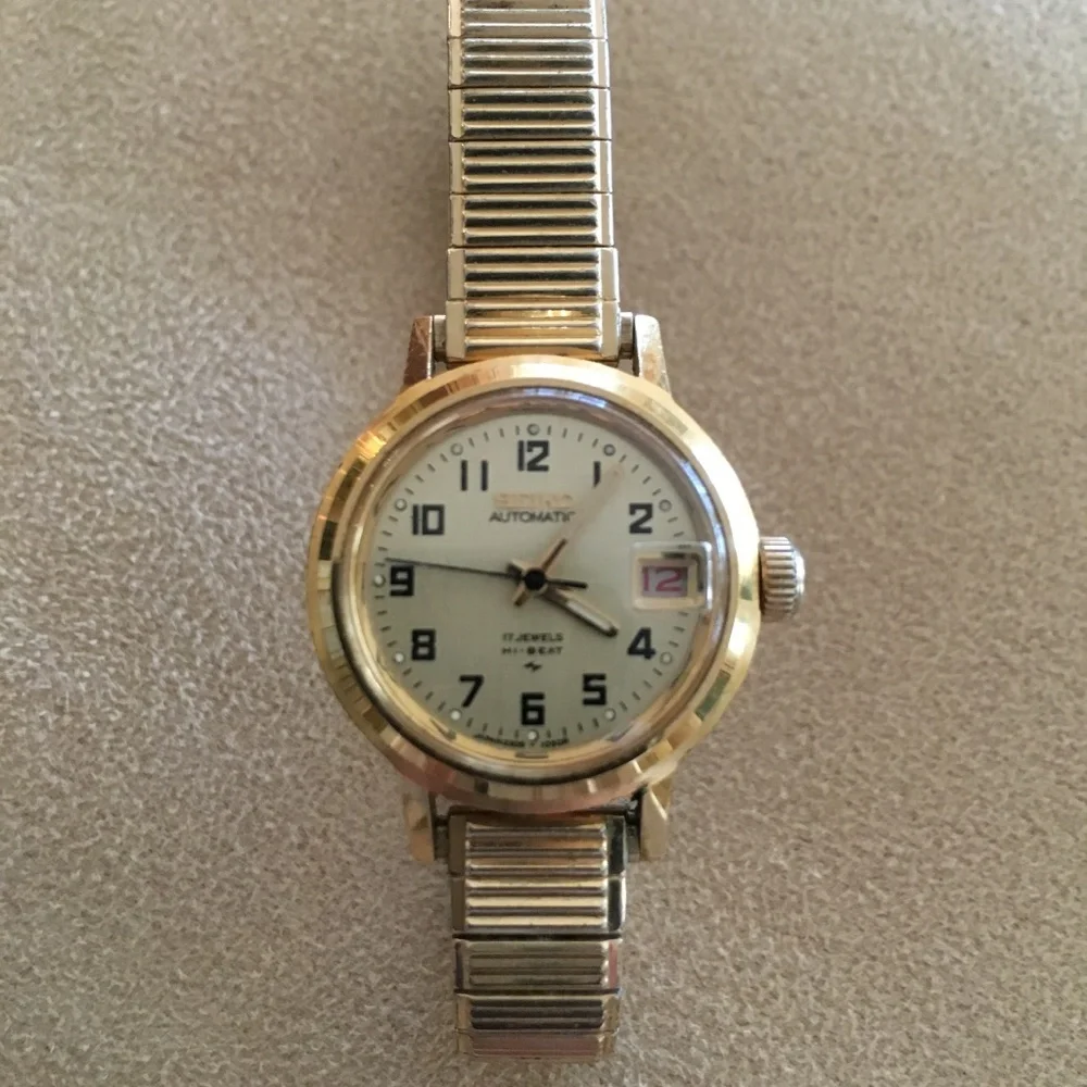 1980s Seiko 17 jewel day watch with original stretch band. Works! - Picture 7 of 9